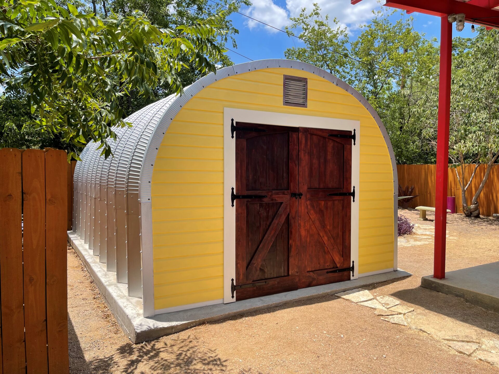 S-Model workshop with yellow front end wall and double entry doors stained dark