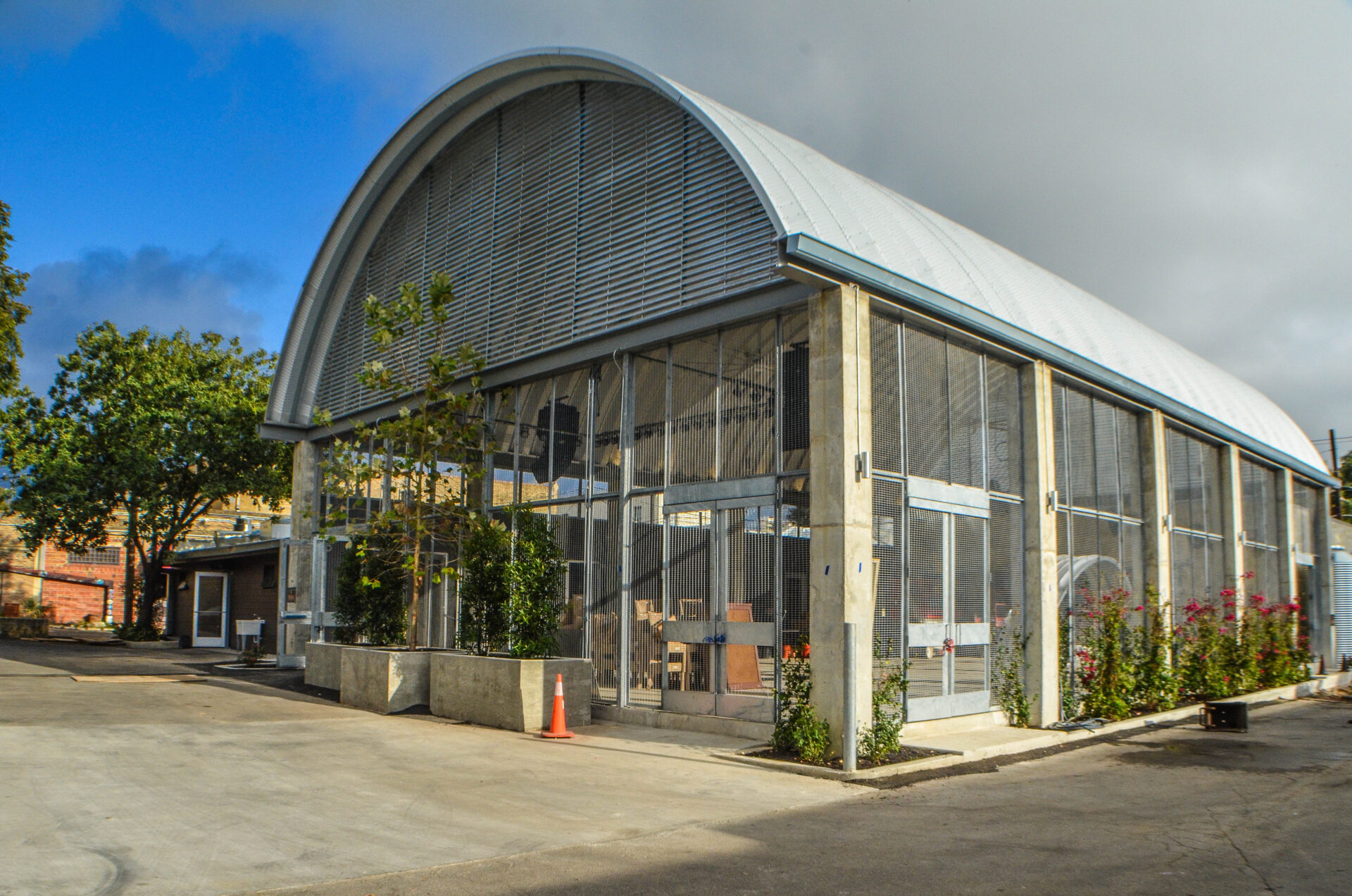 exterior of large Q model steel arches used for a roofing system at a restaurant in TX with custom side and enwalls