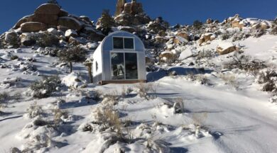 Snowy terrain and a S-Model shed in the middle