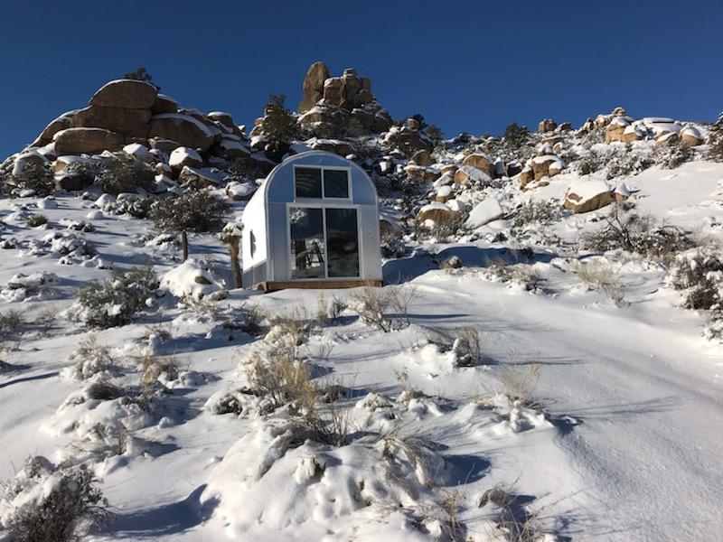 Snowy terrain and a S-Model shed in the middle