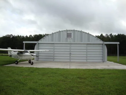 Hangar in Morriston, Florida