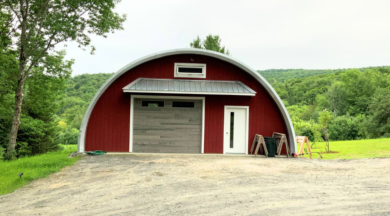 Q-Model garage with red endwall