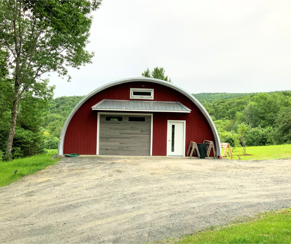 Q-Model garage with red endwall